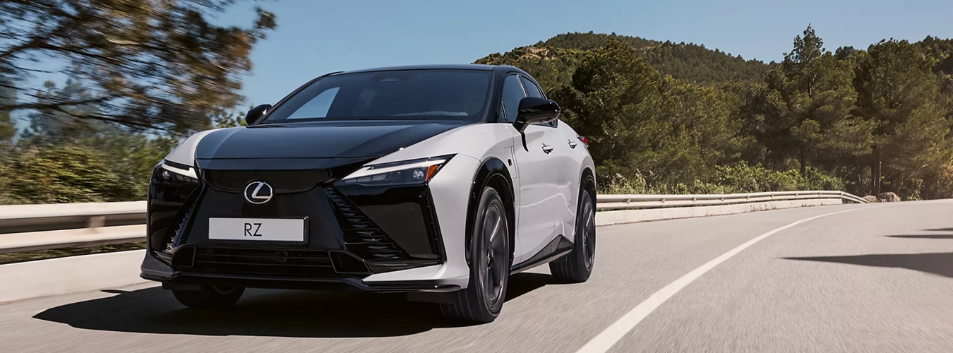 Бічний вигляд припаркованого Lexus RZ